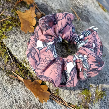Scrunchie, Ljunglila Vallmo.