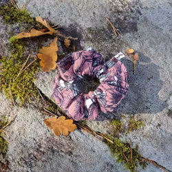 Scrunchie, Ljunglila Vallmo.