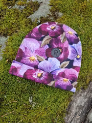 Mössa med uppvikt kant, Penséer.