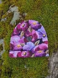 Mössa med uppvikt kant, Penséer.