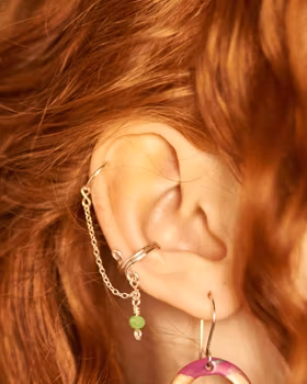 Ear Cuff Extravagant, välj bland olika färger på metall och pärla!
