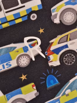 Rödtotts barnmössa i ekologisk bomullstrikå, Polisbilar.