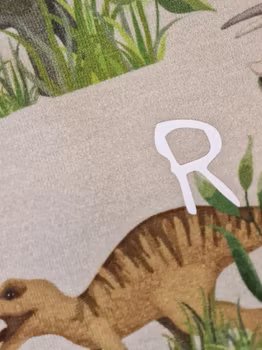 Rödtotts barnmössa i ekologisk bomullstrikå, Dinosaurieland.