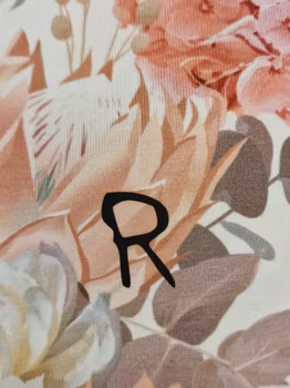 Rödtotts barnmössa i ekologisk bomullstrikå, Aster och Hortensia .