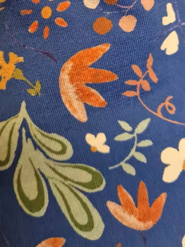 Rödtotts barnmössa i ekologisk bomullstrikå, Denim Folk Art.
