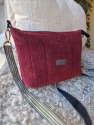 Rödtotts crossbody bag i manchester, Vinröd.