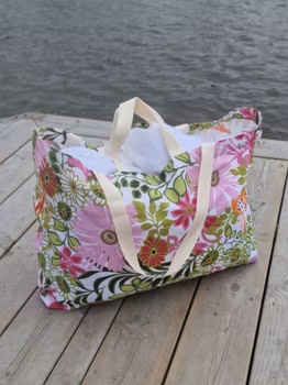 Rödtotts stora strandväska, Blommor och Fjärilar.