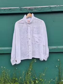 Rödtotts Skjortblus, Vit med knapptråd i regnbågsfärger, storlek XL.