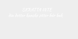 SKRATTA INTEdin dotter kanske sitter här bak 100x20 VIT