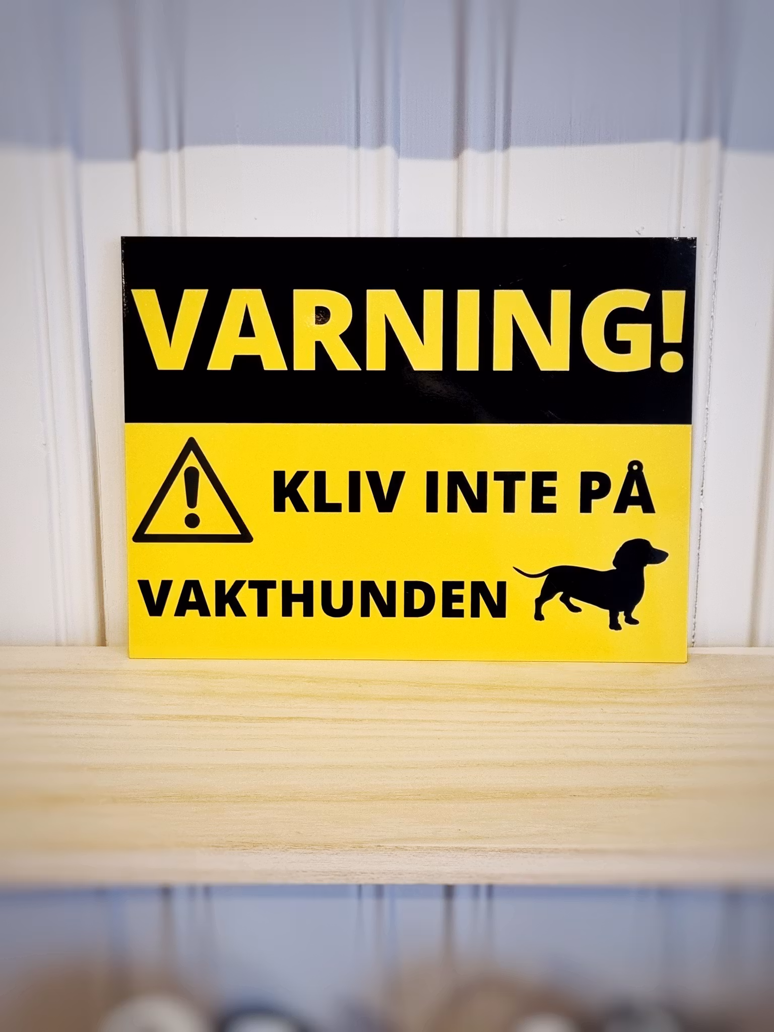 Skylt: Kliv inte på vakthunden