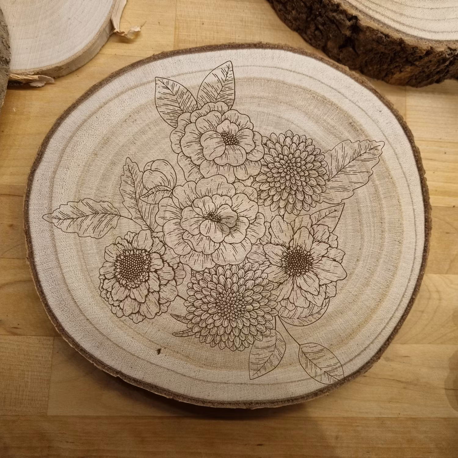 Serveringsfat i trä [Blommor - tagetes]