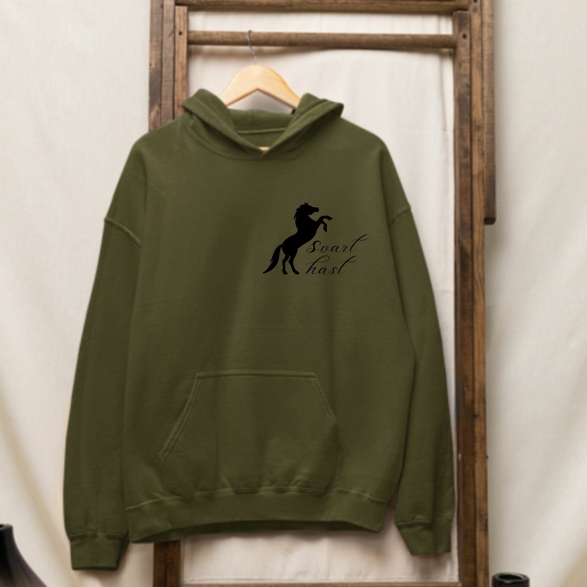 Hoodie: Svart häst [grön]