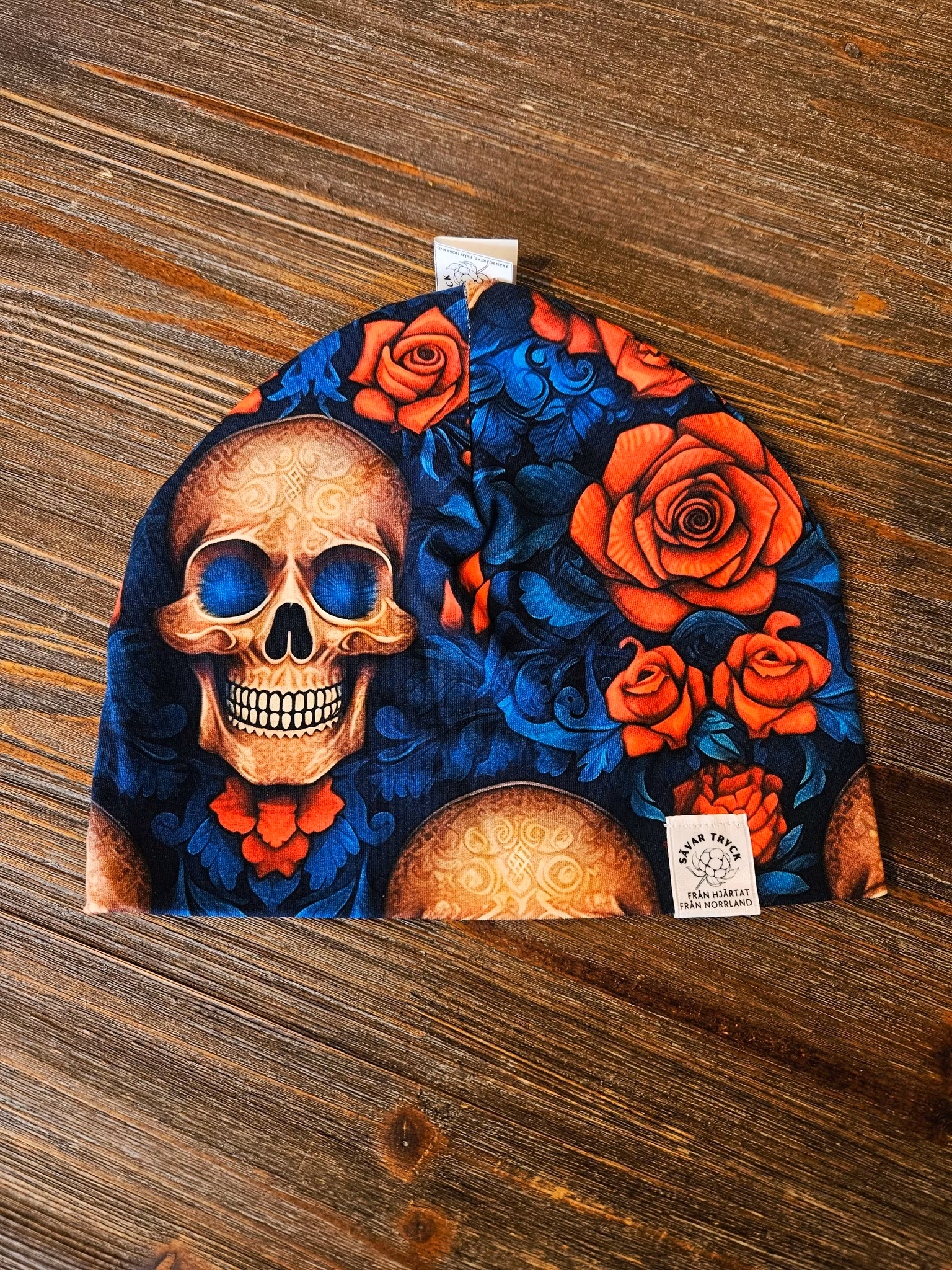Mössa - scull & roses