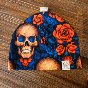 Mössa - scull & roses