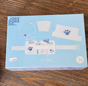 Veterinärbälte i trä [OBS! solblekt kartong]