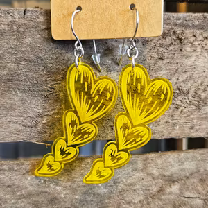 Örhängen: Hjärtan på rad