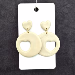 Örhängen: Tomt hjärta - Beige