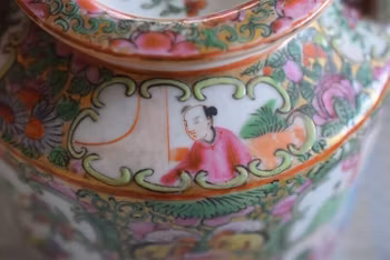 Antique Chinese Porcelain Teapot Qing Dynasty Canton Rose Medallion