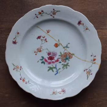 A antique Chinese famille rose plate in rococo shape, period of Qianlong