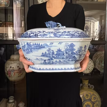 Large antique Chinese Export Blue and White Porcelain Tureen, Qianlong period