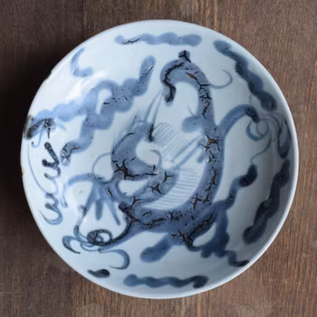 Antique Chinese blue & white dish with Dragon over the wall design, Dehua Kiln