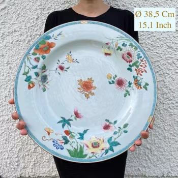 A large antique Chinese famille rose charger, Early 18th c Yongzheng / Qianlong