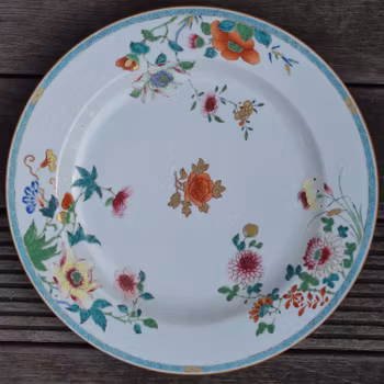 A large antique Chinese famille rose charger, Early 18th c Yongzheng / Qianlong