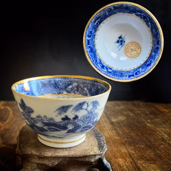 Antique chinese blue and white tea cup with Gilt clobbering 18c Nanking #702