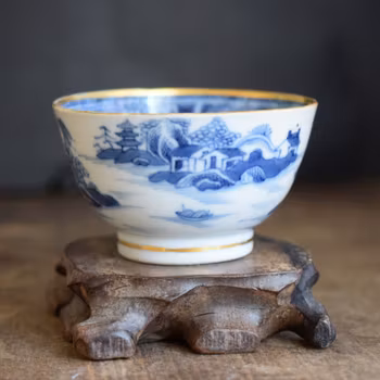 Antique chinese blue and white tea cup with Gilt clobbering 18c Nanking #702