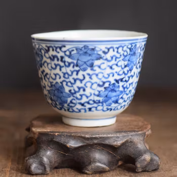 Antique Chinese teacup in underglazed blue and white, Qing Dynasty #692