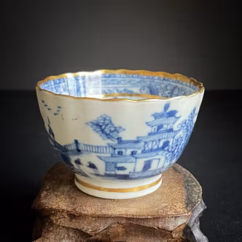 One Antique Chinese blue and white Porcelain teacup with gilding Qianlong #930