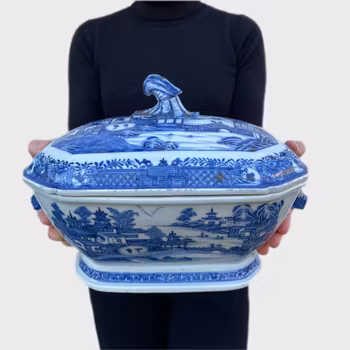 A Chinese export tureen in underglazed blue & white Qianlong period, Qing #1013