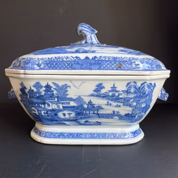 A Chinese export tureen in underglazed blue & white Qianlong period, Qing #1013