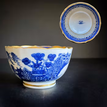 Antique Chinese blue and white Porcelain teacup with gilding Qianlong #1052