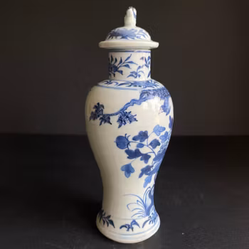 Antique Chinese blue and white vase with lid, late Qing #1160