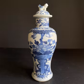 Antique Chinese blue and white vase with lid, late Qing #1160