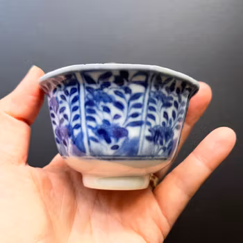 Antique Chinese teacup in underglazed blue and white, Late Qing Dynasty #1193