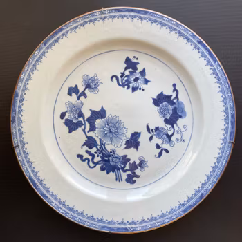 Antique Chinese serving plate in blue and white, Qianlong period #1325
