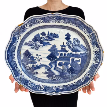 Antique Chinese platter in blue and white, Qianlong period #1405