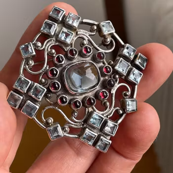 Vintage brooch in 925 sterling silver inlaid with blue transparent topaz 29g