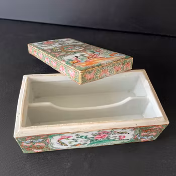 Chinese Antique Rose Medallion Lidded Porcelain brush Box, Late Qing #1715