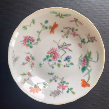 Chinese antique porcelain saucer famille rose with flowers and insects 19c #1925