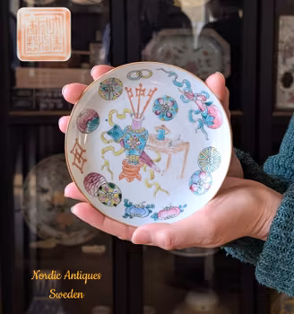 Chinese antique porcelain saucer with precious objects and silk balls 19c Tongzhi mark #2188