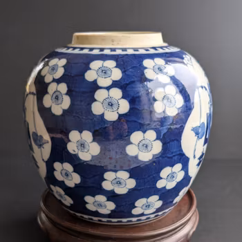 Chinese Antique porcelain jar decorated in underglazed blue and white, Late Qing #2757