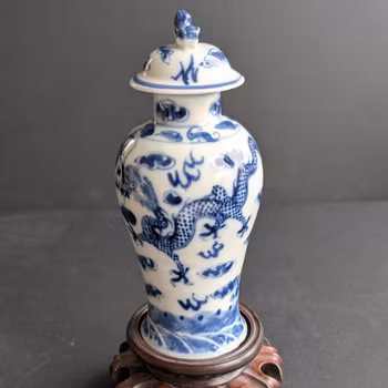 Chinese antique vase with lid decorated with Dragons, Late Qing #2859