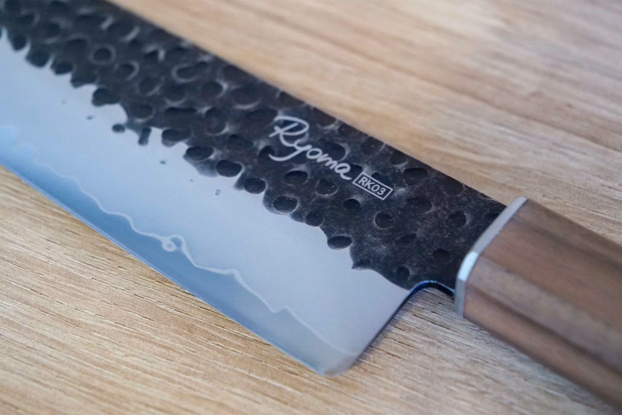 Ryoma Kurosan Santoku 18 cm, detaljfoto blad och skaft