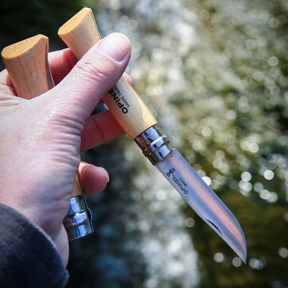 Opinel Fällkniv No7 i kolstål med trähandtag