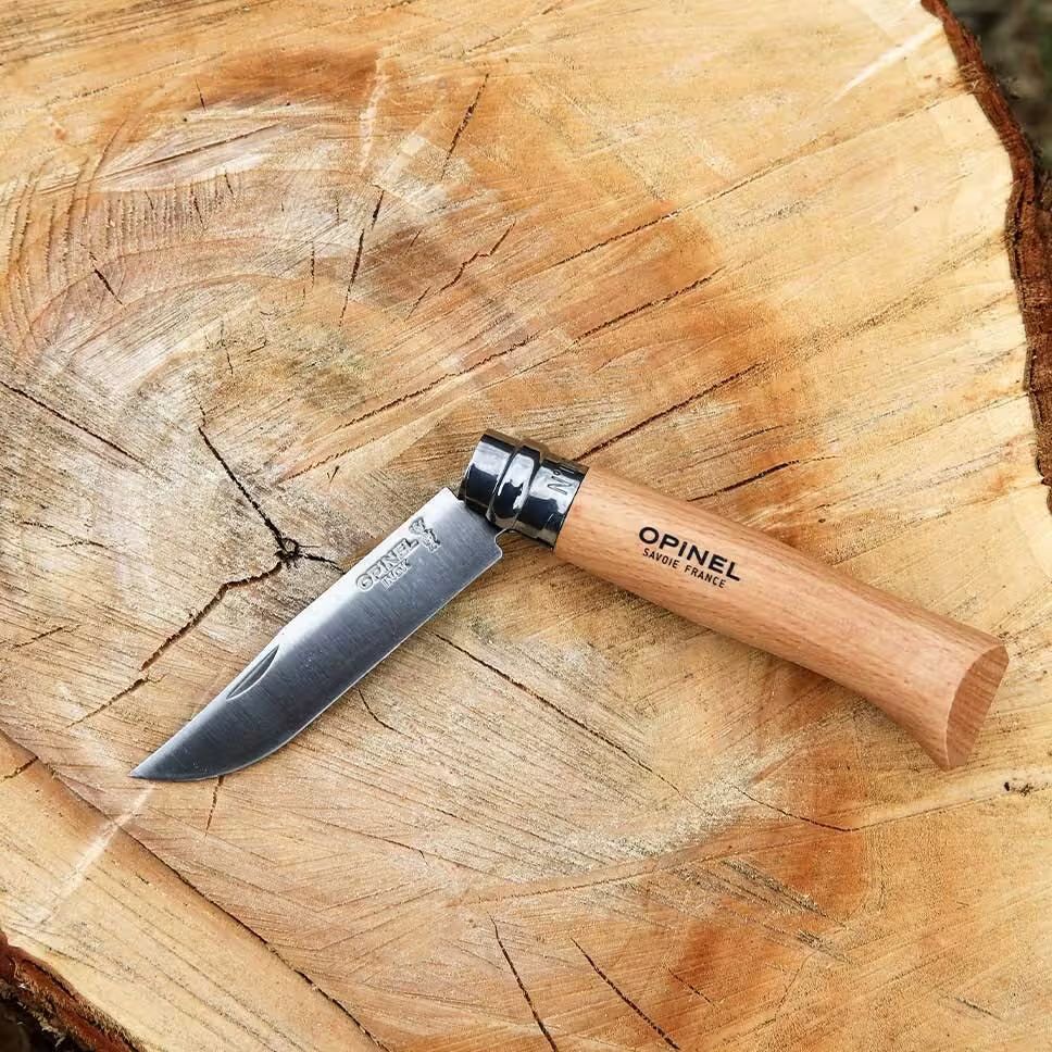 Opinel Fällkniv No8 i kolstål med trähandtag