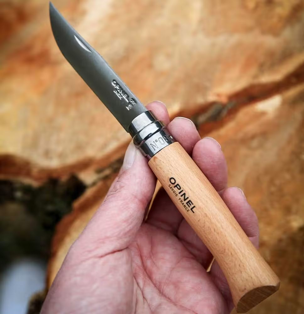 Opinel Fällkniv No8 i kolstål med trähandtag