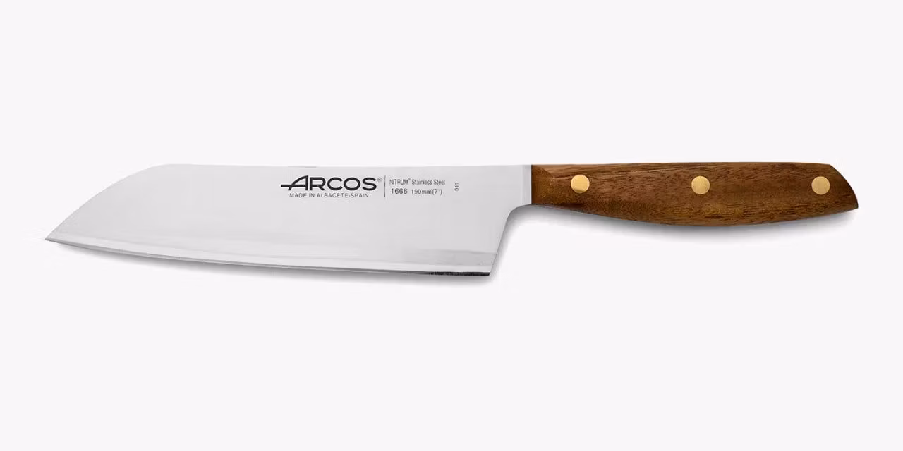 Arcos Nordika Santoku 19 cm i NITRUM®-stål med handtag i Ovengkolträ